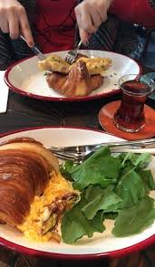 Dışı hamur, içi ise çikolata ile kaplı olan kruvasanın içerisindeki isteğe göre değişebiliyor. Sosisli Kruvasan Picture Of Kruvasan Istanbul Tripadvisor