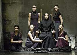 Bernarda albas haus — bernạrda ạlbas haus, spanisch »la casa de bernarda alba«, tragödie von f. Bernarda Albas Haus Torsten Handler