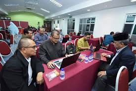 Tidak ramai yang mampu mengajar subjek falsafah dan isu semasa, termasuklah kurang ahli atau kepakaran dalam subjek ini maka adalah agar subjek 'falsafah dan isu semasa' dan 'penghayatan etika dan tamadun' dapat direalisasikan.azizi ahmad malaysia dateline rencana 9 oktober 2019. Bengkel Training Of Trainers Anjuran Fssh Persediaan Bagi Kursus Falsafah Dan Isu Semasa Utm Newshub