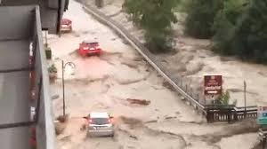 Hier erfahren sie rechtzeitig, ob gewitter, starkregen, dauerregen, hagel, sturm, schneefall oder glatteis drohen. Osterreich Unwetter Schwemmen Eine Ganze Urlaubsregion Weg Youtube