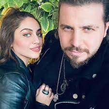 وتدور تفاصيل الأغنية عن رجل الأعمال نجيب ساويرس، ولكن بطريقة كوميدية حيث يقول المطرب محمد قماح للفتاة في الفيديو. Ø²ÙˆØ¬Ø© Ù…Ø­Ù…Ø¯ Ù‚Ù…Ø§Ø­ Ø£Ù†Ø§ Ù…Ù„Ù‡Ù…Ø© Ø£Ù†Ø§ Ù…Ø´ Ù†Ø¬ÙŠØ¨ Ø³Ø§ÙˆÙŠØ±Ø³ Ø£Ø®Ø¨Ø§Ø± ØµØ­ÙŠÙØ© Ø§Ù„Ø±Ø¤ÙŠØ©