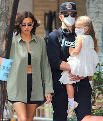 Their daughter, lea de seine, was born in march of 2017, and the parents spent two years together before the relationship ended. Bradley Cooper And Ex Irina Shayk Prove They Re On Great Terms During Family Day With Daughter Lea Aktuelle Boulevard Nachrichten Und Fotogalerien Zu Stars Sternchen