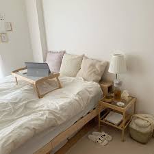 roomtour official ルムツア on instagram ナチュラルベッドルーム im the c 様のお写真 淡色のクッションカバーはお洒落度up 白よりも汚れが目立たないのでおすすめです 小さな部屋のインテリア ベッドルーム 部屋 インテリア