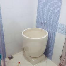 Terlebih lagi jika anda memiliki desain rumah yang minimalis. Ide Dekorasi Kamar Mandi Dengan Bak Mandi Bali Yang Unik Dan Elegan Homeshabby Com Design Home Plans Home Decorating And Interior Design