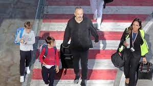 En un comunicado de presa, el cantante recalcó que la decisión de darse de baja por completo de todas las redes sociales se debe a motivos personales. Miguel Bose Aprovecha Su Visita A Madrid Para Reunir A Sus Hijos