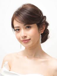 前髪は2 8に分けて自然に流します サイドの髪につなげるようにねじりながら後ろへ流していき 耳の上あたりに立体感が出るようアレンジして お問い合わせ先 マリア ラブレース tel 03 3780 5380 amp n ウェディング ヘアスタイル ヘアスタイル アップ
