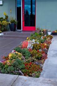 Amenagement Petit Jardin 41 Idees Superbes Pour Embellir La Facade Avec Images Jardins Avant Petits Jardins