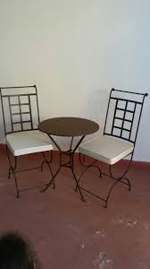 chaises en fer forge et une table avec plateau en metal chaise fer forge chaise en fer fer forge