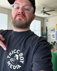 🍑 v 🌐 @thiccboymedia came begging to get a post out today 😬 apparently  he still needs to move a few shirts 👀 AND YOU KNOW WHAT THE MOST MESSED UP  PART