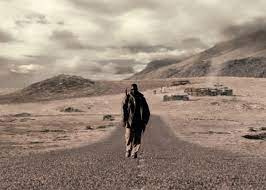 Filme excelente, retrata um mundo desolado que encontra o seu futuro no livro dos livros, ou o famoso livro mais lido no mundo e mais vendido, que infelizmente até hoje existem pessoas que sequer tomaram conhecimento do que há nele, é a mesma coisa que as vezes falamos de alguns filmes ganhadores de oscar, pois ao ver a capa não nos interessamos e nem assistimos, mas quando assistimos. O Livro De Eli