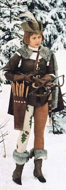 Hun rir på en hvit hest, med brudesløret blafrende i vinden, over hvite vidder, på vei til og selvsagt må hun prøve askepotts kjole mens mamma regine fotograferer. Con Mann Plaget Kommunistisk Askepott Klaer Become Star Com