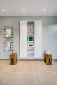 Zuruckgenommener Stauraum Eine Moderne Handtuchheizung Und Die Richtigen Materialien Und Minimalistische Badgestaltung Innenarchitektur Minimalistisch Wohnen