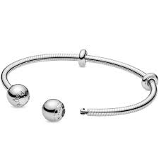 It offers reviews, style suggestions, opinion pieces, previews, sneek peeks for 2018, 2019 and behind. Pandora Moments Snake Chain Style Open Bangle