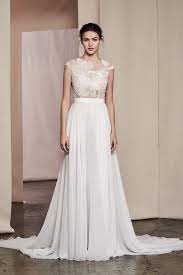 Freue dich auf eine riesige auswahl an brautkleidern der verschiedensten stilrichtungen, von einem schlicht, eleganten kleid bis zum aufwändig bestickten prinzessinnenkleid. Brautkleid Mit Fliessendem Rock Und Transparentem Spitzentop Schlitz Und Schleppe Von Justin Alexander Signature Modell 99098 Linnea Heiraten Mit Braut De