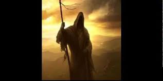 Azrail (a.s) ölüm saati gelmiş kişinin başına geldiği ve kılıcını çekmiş olarak durduğu söylenmektedir. Azrailin Yapisi Nasildir Olum Esnasinda Nasil Gorunur