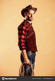 America barat. koboi dengan tali laso. Barat. Pria bergaya klasik. Koboi  retro Wild West. Seorang pria memeriksa baju di peternakan. potret koboi  barat. Wild West Rodeo. Pria bertopi — Foto Stok ©