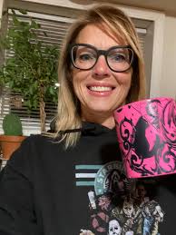 I seen a beautiful lady say “No boobs, no legs just coffee” Love it! HAPPY  SPOOKY SEASON 🎃👻 lids up!