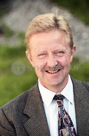 Nu visar det sig att han även gör egna amatörporrfilmer där han onanerar läs mer: Staffan Lindeborg