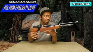 Senapan pcp (pre charged pneumatic) menggunakan udara atau gas udara yang dimampatkan terlebih dulu lalu masuk ke dalam sebuah tabung yang sudah terhubung dengan senjata. Indo Hunting Air Rifle Review Senapan Angin Pcp Aa Pasopati Popor Lipat Youtube