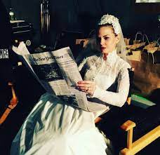 Jennifer Morrison In Emma S Wedding Dress Reading A Newspaper Once Upon A Time Jennifer Morrison Swan Wedding