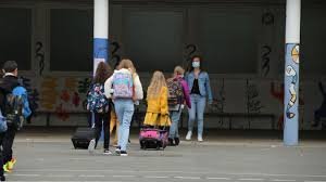 Un chèque de 50 euros en plus sera versé aux familles bénéficiant de l'allocation de rentrée versée par la caf. 37m 11ctbb5cfm