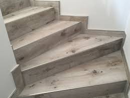 Die fliesen auf den trittstufen lässt man um die stärke der fliesen (und des mörtels) an der setzstufe überstehen. Baustelle Treppe Fliesen Holzoptik Treppe Fliesen Treppenfliesen