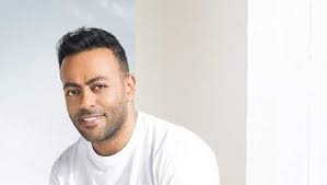 قام بغناء هذه الأغنية الفنان تامر حسني و هو مغني مصري شاب اشتهر بسبب أدائه الجميل و صوته المميز ، أما بالنسبة لأغنية نور عيني فقد غناها تامر في إحدى أفلامه ، حيث مثل تامر في أكثر من. ØªØ§Ù…Ø± Ø¹Ø§Ø´ÙˆØ± ÙŠØ´Ùˆ Ù‚ Ø§Ù„Ø¬Ù…Ù‡ÙˆØ± Ù„Ù€ Ø¨Ù‚ÙˆÙ„ Ø¹Ø§Ø¯ÙŠ Ø¨Ø§Ù„ÙÙŠØ¯ÙŠÙˆ