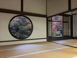 Das fudamae wohnung wurde von issho architects, einem architekturbüro mit sitz in tokio, entworfen und sie haben meine der winkel und die höhe des fensters entsprechen sowohl dem innenraum des raums als auch der außenlandschaft und verbinden den japanischen lebensstil mit. Einrichten Im Japanischen Stil Tipps Und Ideen Heimwerkentipps De
