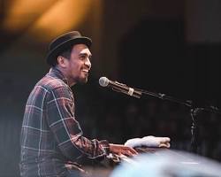 Image of Glenn Fredly singing on stage in Glenn Fredly The Movie
