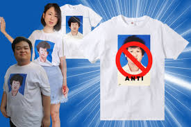 ดีเจอ๋องแอ๋ง สบัดแผ่น แนะเสื้อยืด สำหรับกลุ่มไม่ชอบผู้ชายหัวฟู ๆ พื้นหลังสีฟ้า หลังเกิดดราม่าชุดใหญ่ วันที่ 27 พฤษภาคม 2564. J0wrqp Jmyztym