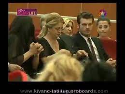 Kıvanç tatlıtuğ ve kardeşi melisa tatlıtuğ'un birbirlerine olan benzerlikleri daha önce de magazin programlarına konu olmuştu. Kivanc Tatlitug Melisa Tatlitug In Super Starlife May 5 2013 Youtube