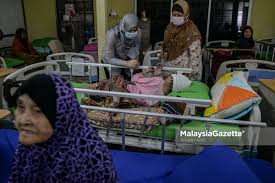 Walaupun dia mampu ada duit, tapi dia tak nak jaga mak dia. Rina Harun Santuni Warga Pusat Jagaan Dan Rawatan Orang Tua Al Ikhlas