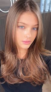 Con Michaela, decidimos ir por un camino sutil, eligiendo BabyLights para  añadir destellos de luz a su cabello. Después de aplicar un profundo  tratamiento hidratante, su cabello emergió más sano y ...