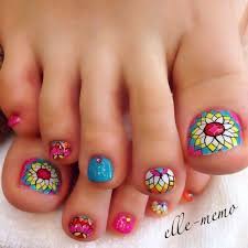 5) uñas de los pies con un diseño diferente de color amarillo con personajes de dibujos animados y animales. Decoracion De Unas De Los Pies Para 2020 Esbelleza Com