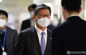 그로 인해 폭행 사건이 재조명 받아 사건을 덮으려 애쓰던 가해자들이 처벌받지만, 세상에 대한 분노와 두려움은 없어지지 않았다. ë‰´ìŠ¤í•Œ ê²€ì°° ì´ìš©êµ¬ ë²•ë¬´ì°¨ê´€ íƒì‹œê¸°ì‚¬ í­í–‰ ë™ì˜ìƒ ë³µêµ¬