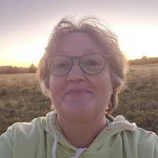 Are there hotels or places with outdoor swimming pools in Flagstaff that  allow people to pay a fee to swim in the summer?