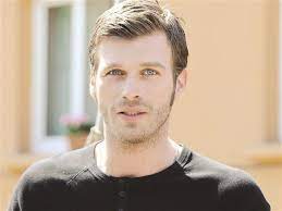 Cesur returns to his father's village with an elaborate plan to avenge the death of his father. Not Enough Time For My Friends Says Tatlitug