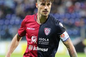 Acquista la collezione originale del cagliari. Cagliari Ecco La Nuova Maglia Per Il 2018 2019 Foto Sportmediaset