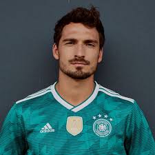 Most of those sellers aren't deliberately wrong; Mats Hummels Photos Facebook