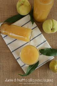 Questo succo di frutta fatto in casa è perfetto per chi vuole preparare con le sue mani succhi naturali, genuini e senza conservanti. Ogni Riccio Un Pasticcio Blog Di Cucina Succo Di Frutta Alla Pesca Bianca Home Made