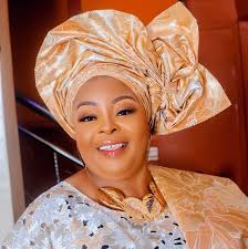 OLOHUN ELEDUMADE ,JEKI UMBRELLA YI DORI KODO TITI AIYE AINIPEKUN AMIN 🙏.  EKARO EYINTEMI ,YORUBA LAMA FI PARI EVERYTHING TITI IPARI IBO ✓✓✓✓.