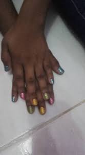 Por otro lado, cada vez está más de moda pintarse las uñas de los pies, pudiendo elegir entre diversos diseños y colores según la época del año y sus a la hora de pintar las uñas, puede resultar un poco más incómodo hacer la línea blanca en los pies que en las manos, dependiendo de la flexibilidad de. Disenos De Unas Manos Y Pies Home Facebook