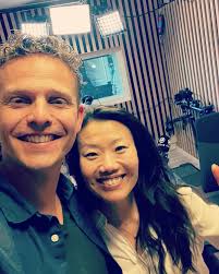 Endelig er vi tilbake med nye episoder!🤩😃 Første gjest ut i sesong 3 av  Stemmen bak er Sidney Lange @sidneylange 🤩😊 Hør episoden, link i bio.  #podcast #voiceactor #dubbing #studio #stemmenbak