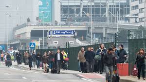 Zwei frauen sitzen blutverschmiert, mit staub überzogen und vollkommen verzweifelt auf einer bank. Brussel Anschlage Flughafen Attentater Versteckten Bomben In Ihren Koffern B Z Berlin