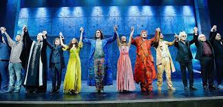 Sadly, the story ends with both esmeralda and quasimodo dying. Indemodable La Comedie Musicale Notre Dame De Paris Fait Escale Au Zenith De Rouen