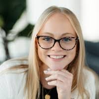 Heidi Howe's Instagram, Twitter & Facebook