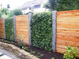 Efeuhecke An Granitstelen Mit Sichtschutz Aus Holz Mobilane Fertighecke Pflanzfertige Heckenelemente F Gartengestaltung Efeuhecke Sichtschutzzaun Garten
