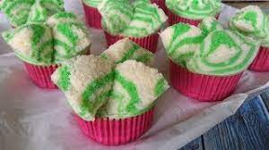 Banyak resep kue bolu namun resep kue bolu kali ini dengan aroma pandan. Bolu Kukus Pandan Mekar Tanpa Soda Steamed Pandan Zebra Cupcakes Youtube