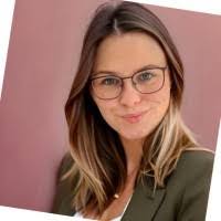 Laura Buis's Instagram, Twitter & Facebook