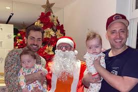 Paulo gustavo segue em terapia intensiva. Paulo Gustavo E O Marido Posam Com Filhos Gemeos Papai Noel E Familia Super Radio Tupi